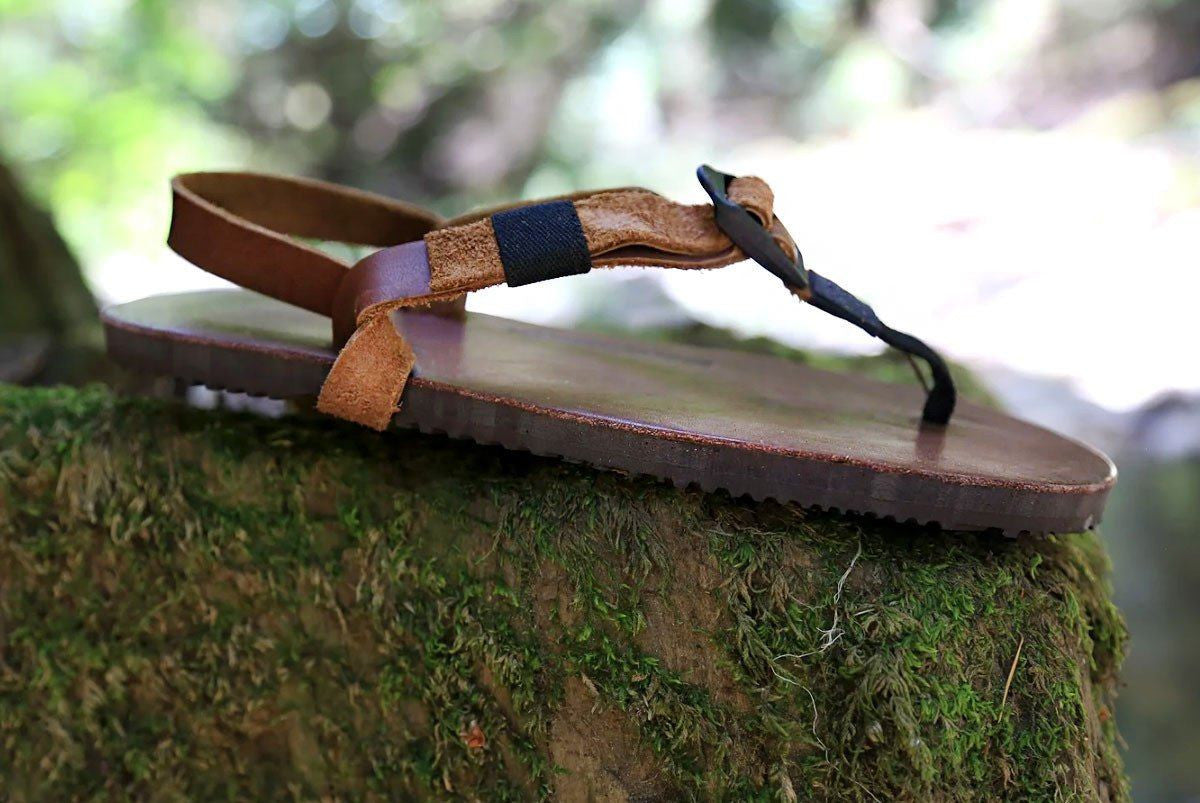 Handmade women's flat sandals in tan leather | The leather craftsmen